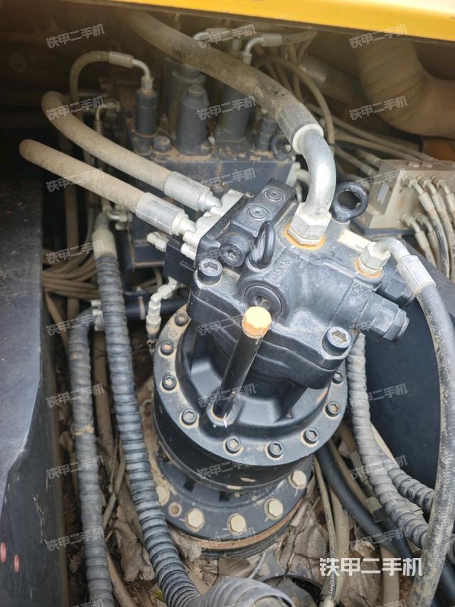 回转马达和主控阀(整机外观) 回转马达和主控阀(整机外观)