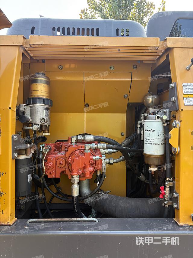 液压泵舱室正面整体(整机外观) 液压泵舱室正面整体(整机外观)