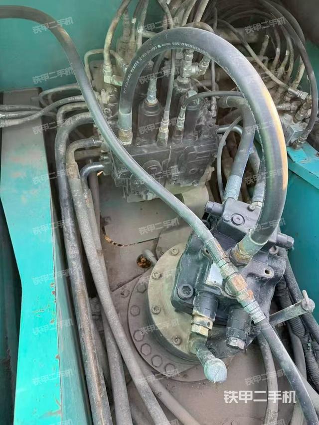 回转马达和主控阀（整机外观）