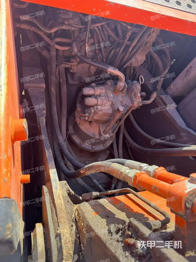 回转马达和主控阀（整机外观）