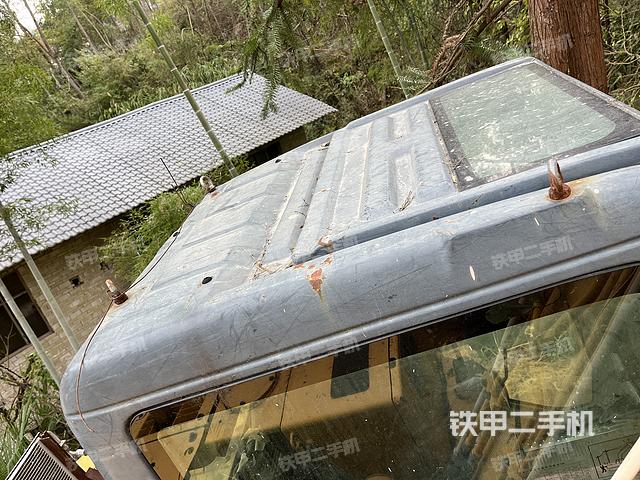 驾驶室顶部(整机外观) 驾驶室顶部(整机外观)