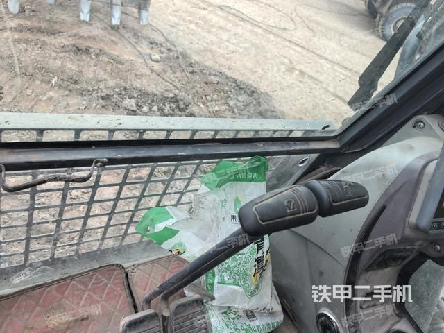 行走控制手柄和踏板 俯拍(驾驶室部分) 行走控制手柄和踏板 俯拍(驾驶室部分)