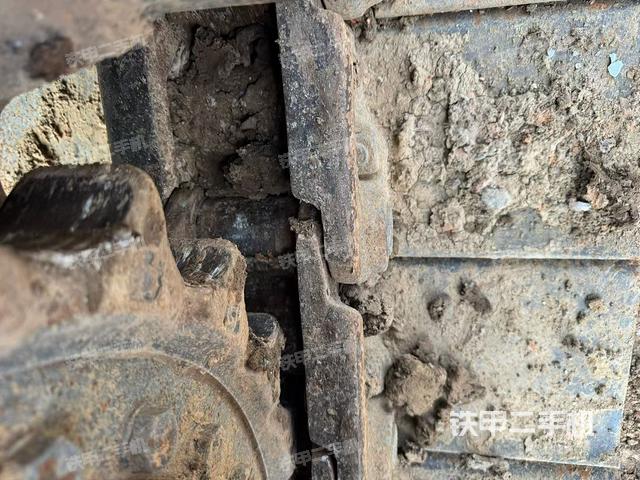 单侧履带整体(整机外观) 单侧履带整体(整机外观)