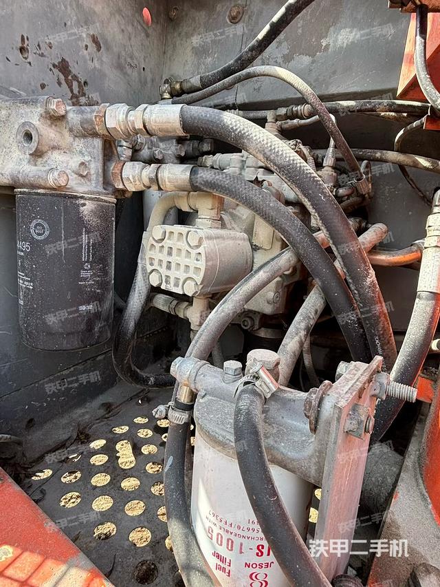 液壓泵艙室正面整體(整機(jī)外觀) 液壓泵艙室正面整體(整機(jī)外觀)