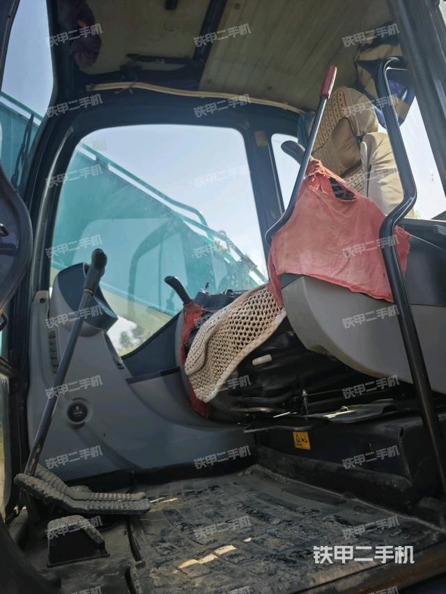 座椅右側(cè)控制臺/鑰匙門/油門/含右手柄(駕駛室部分) 座椅右側(cè)控制臺/鑰匙門/油門/含右手柄(駕駛室部分)