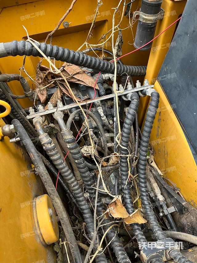 回转马达和主控阀(整机外观) 回转马达和主控阀(整机外观)