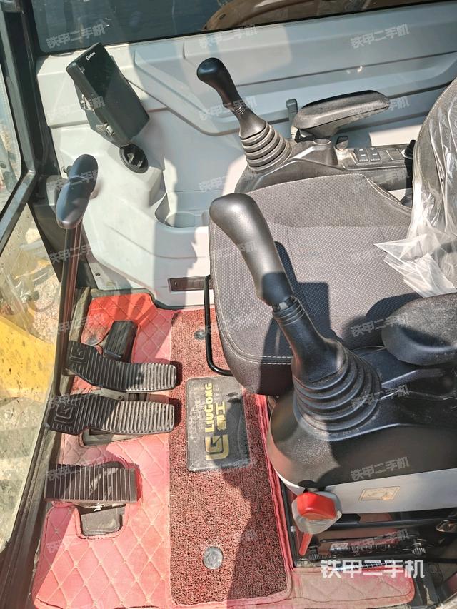 座椅右侧控制台/钥匙门/油门/含右手柄(驾驶室部分) 座椅右侧控制台/钥匙门/油门/含右手柄(驾驶室部分)