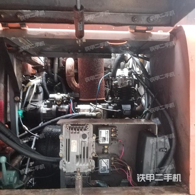 駕駛室頂部(整機(jī)外觀) 駕駛室頂部(整機(jī)外觀)