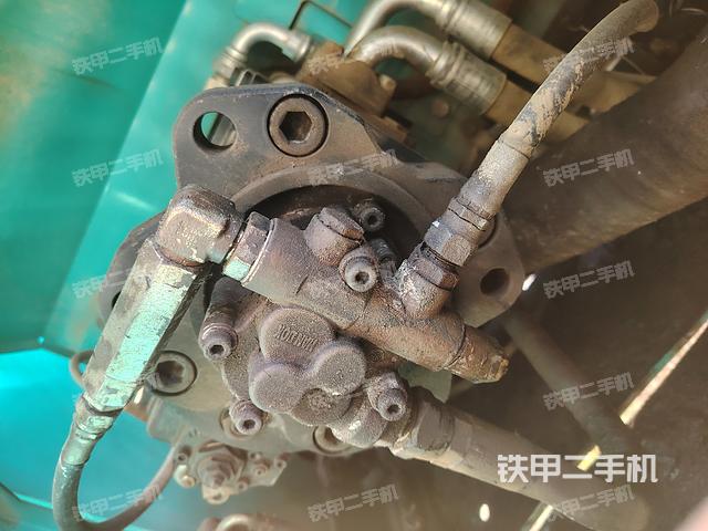 液压泵舱室正面整体(整机外观) 液压泵舱室正面整体(整机外观)