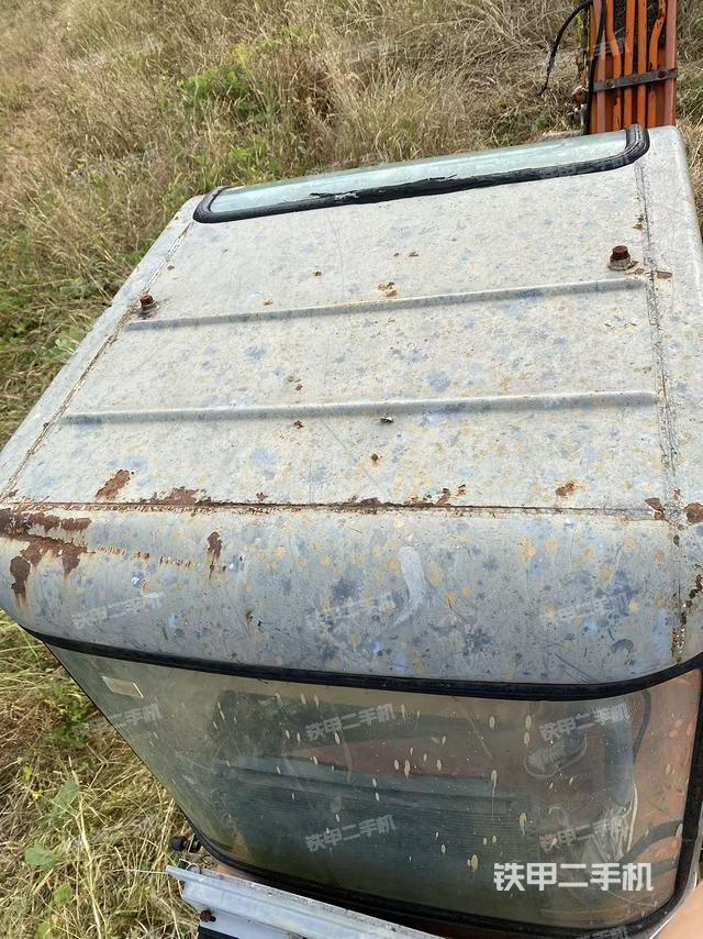 駕駛室頂部(整機(jī)外觀) 駕駛室頂部(整機(jī)外觀)