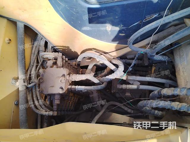 回转马达和主控阀(整机外观) 回转马达和主控阀(整机外观)