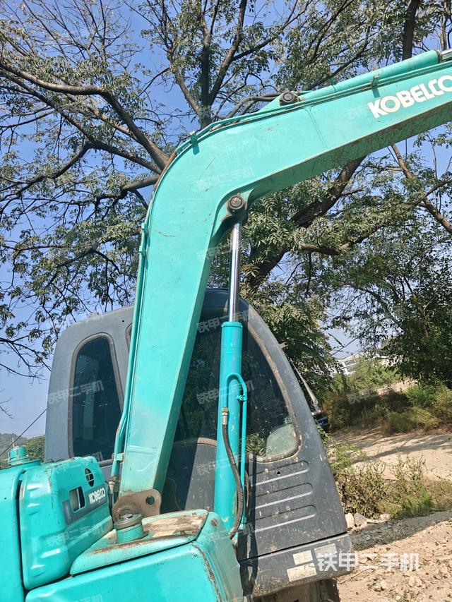 鏟斗右后整體(工作和回轉(zhuǎn)裝置) 鏟斗右后整體(工作和回轉(zhuǎn)裝置)