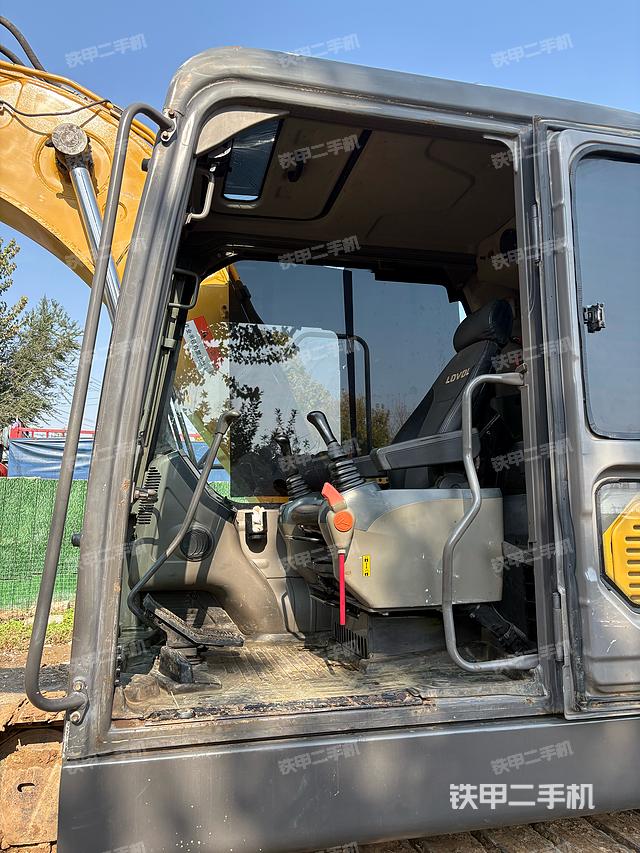 驾驶室整体(整机外观) 驾驶室整体(整机外观)