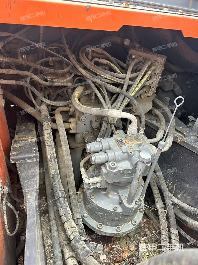 回轉(zhuǎn)馬達和主控閥(整機外觀) 回轉(zhuǎn)馬達和主控閥(整機外觀)