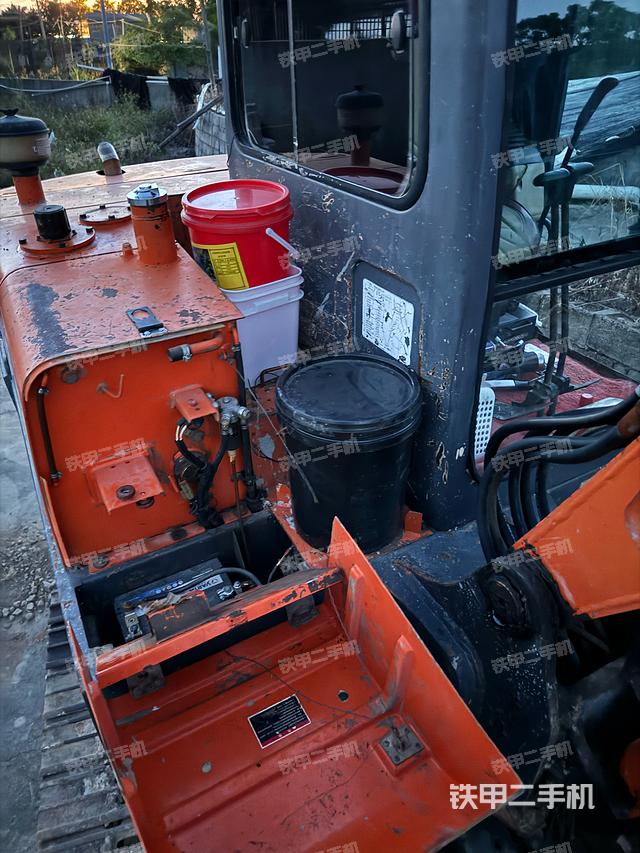 回转马达和主控阀(整机外观) 回转马达和主控阀(整机外观)