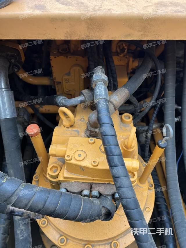 回转马达和主控阀(整机外观) 回转马达和主控阀(整机外观)