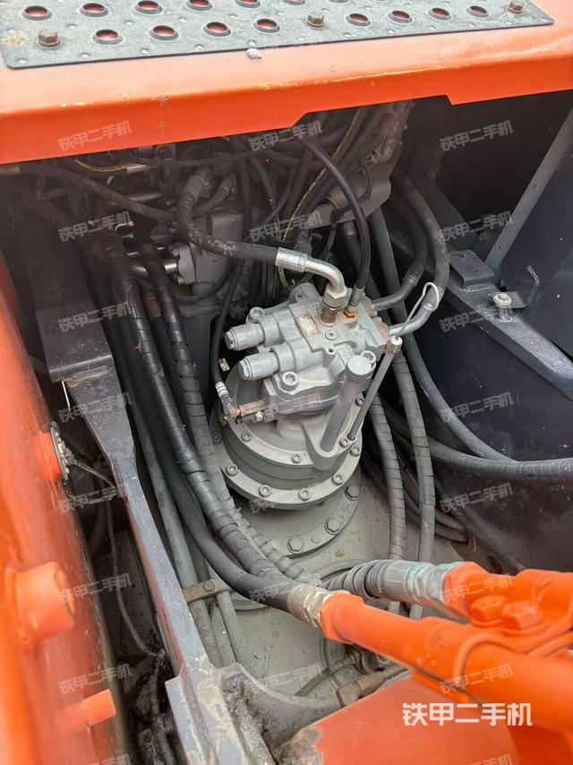 回轉(zhuǎn)馬達(dá)和主控閥(整機(jī)外觀) 回轉(zhuǎn)馬達(dá)和主控閥(整機(jī)外觀)