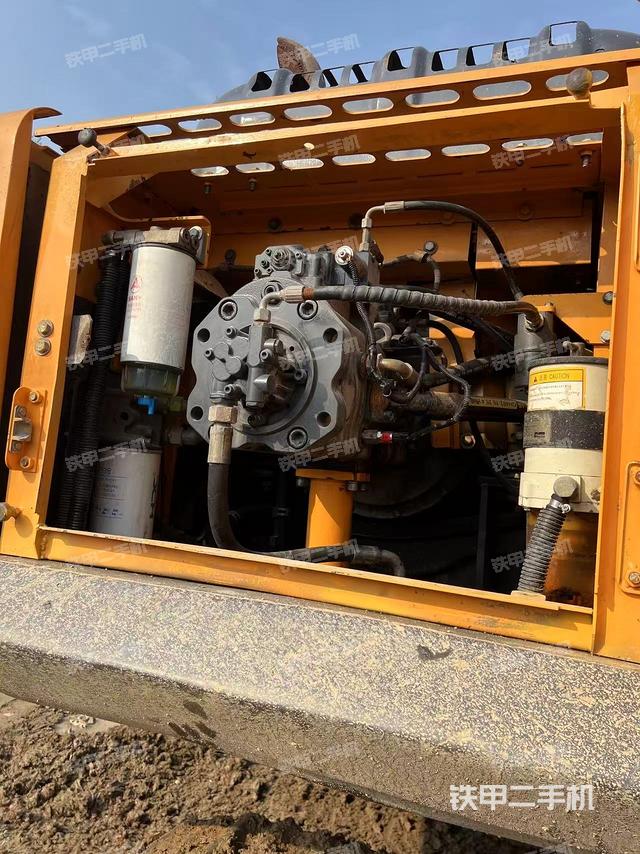 液压泵舱室正面整体(整机外观) 液压泵舱室正面整体(整机外观)