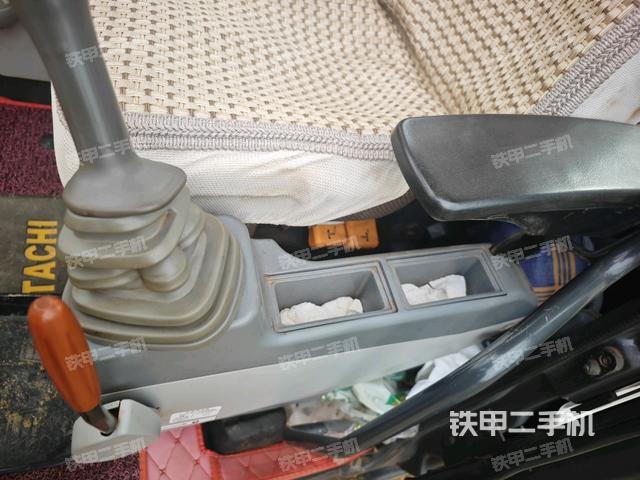 行走控制手柄和踏板?俯拍(駕駛室部分) 行走控制手柄和踏板?俯拍(駕駛室部分)