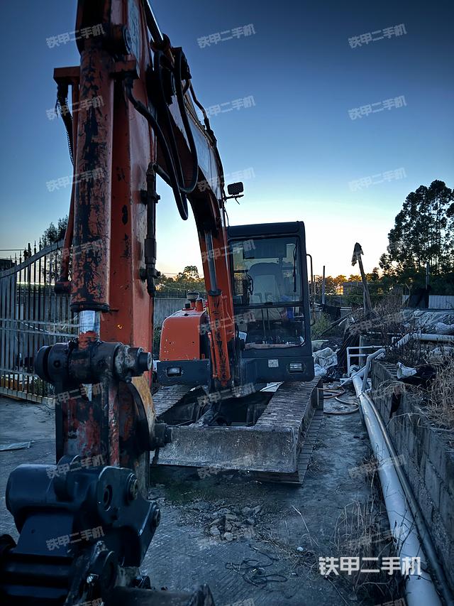驾驶室顶部(整机外观) 驾驶室顶部(整机外观)