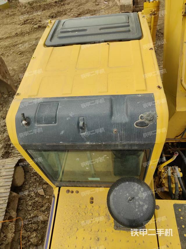 驾驶室顶部(整机外观) 驾驶室顶部(整机外观)