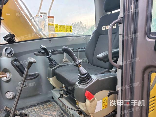 駕駛室整體(整機(jī)外觀) 駕駛室整體(整機(jī)外觀)