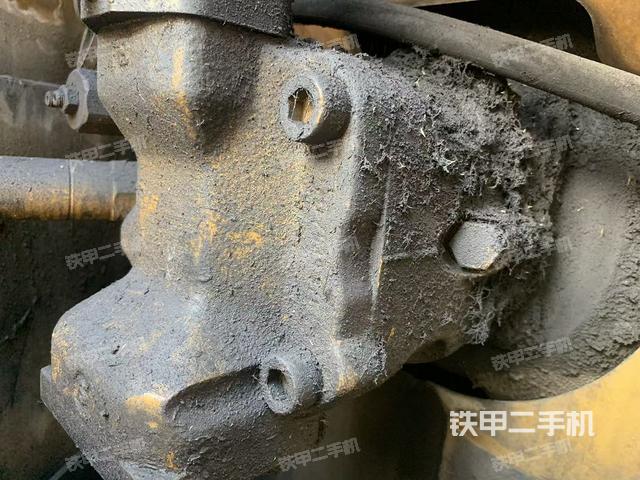 液压泵舱室正面整体（整机外观）