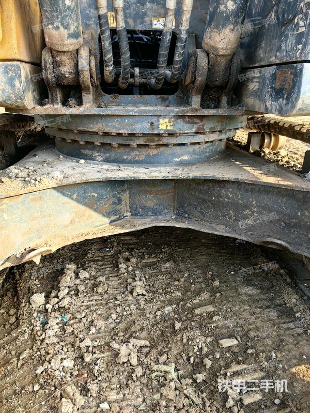 轉(zhuǎn)盤(pán)和下車(chē)架正前(工作和回轉(zhuǎn)裝置) 轉(zhuǎn)盤(pán)和下車(chē)架正前(工作和回轉(zhuǎn)裝置)