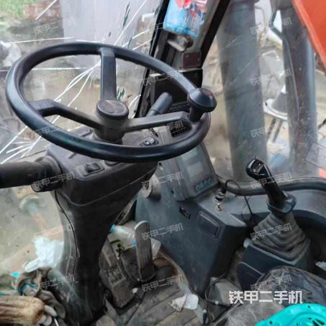 駕駛室整體(整機(jī)外觀) 駕駛室整體(整機(jī)外觀)