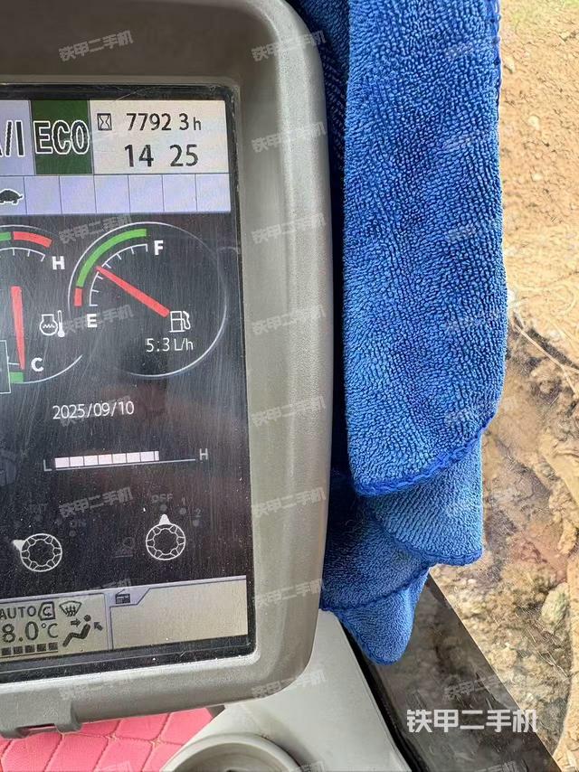 駕駛室頂部(整機(jī)外觀) 駕駛室頂部(整機(jī)外觀)