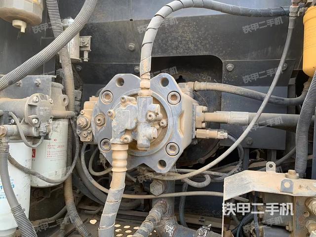 液压泵舱室正面整体（整机外观）