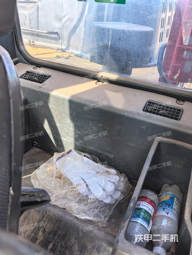 行走控制手柄和踏板 俯拍(驾驶室部分) 行走控制手柄和踏板 俯拍(驾驶室部分)