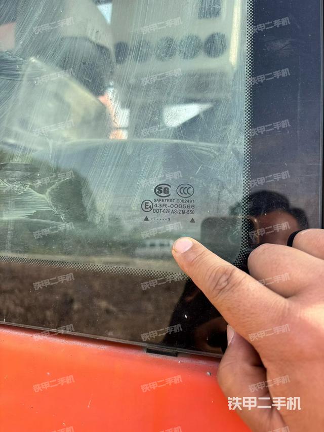 駕駛室頂部(整機(jī)外觀) 駕駛室頂部(整機(jī)外觀)