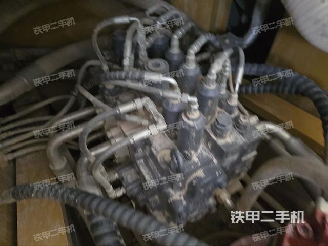 回转马达和主控阀(整机外观) 回转马达和主控阀(整机外观)