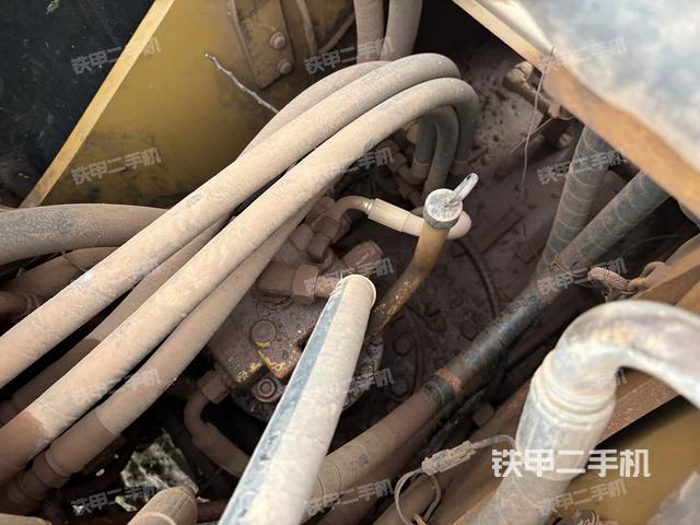 回轉(zhuǎn)馬達(dá)和主控閥(整機外觀) 回轉(zhuǎn)馬達(dá)和主控閥(整機外觀)