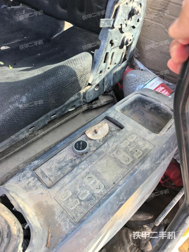 座椅右侧控制台/钥匙门/油门/含右手柄(驾驶室部分) 座椅右侧控制台/钥匙门/油门/含右手柄(驾驶室部分)