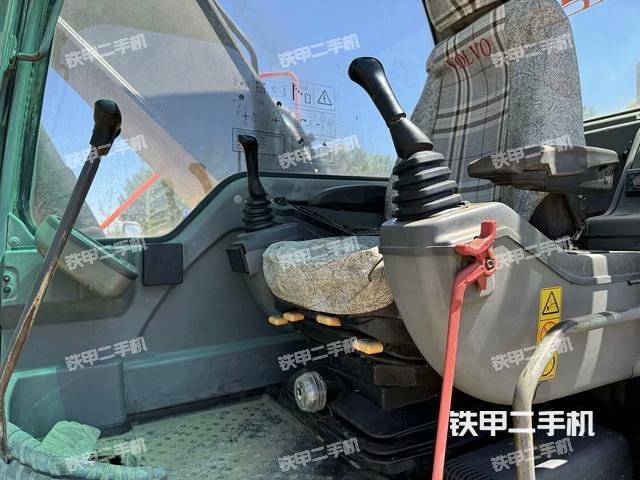 駕駛室整體(整機(jī)外觀) 駕駛室整體(整機(jī)外觀)