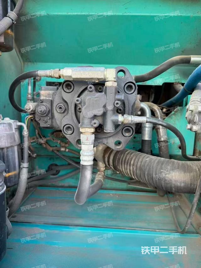 液压泵舱室正面整体（整机外观）