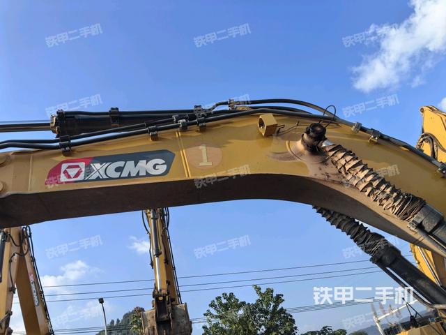 大臂油缸整体 竖拍（工作和回转装置）