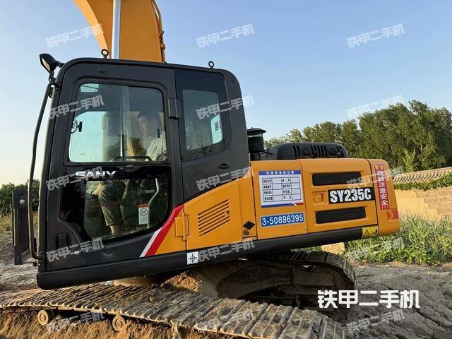 驾驶室顶部(整机外观) 驾驶室顶部(整机外观)