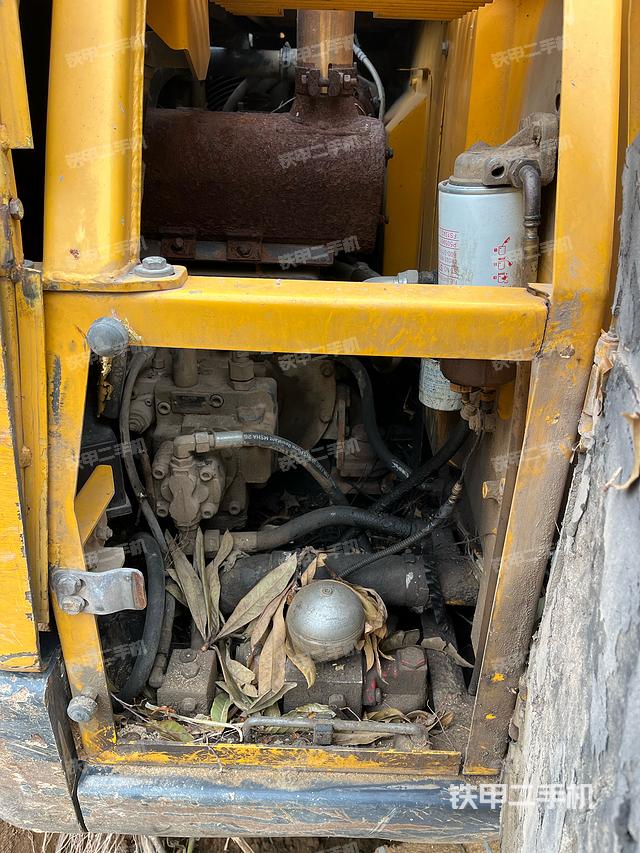 液压泵舱室正面整体(整机外观) 液压泵舱室正面整体(整机外观)