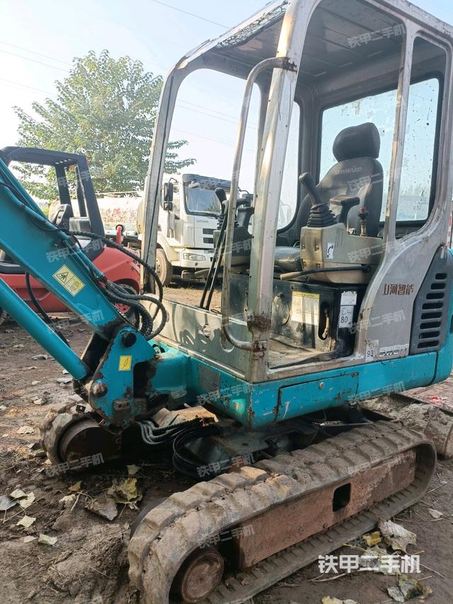 駕駛室整體(整機(jī)外觀) 駕駛室整體(整機(jī)外觀)