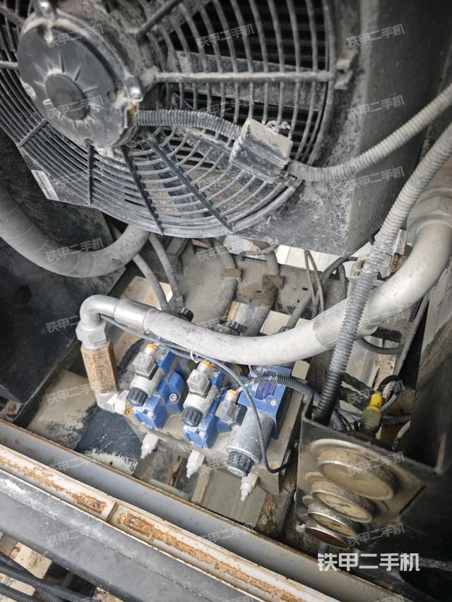 整機(jī)右側(cè)(設(shè)備外觀及核心部件) 整機(jī)右側(cè)(設(shè)備外觀及核心部件)