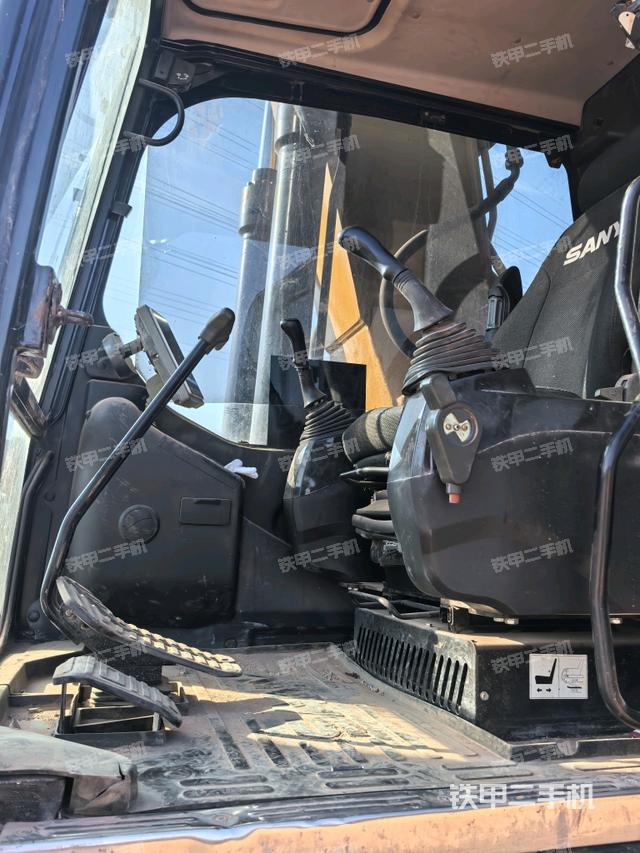 座椅左侧控制台/音响/含左手柄(驾驶室部分) 座椅左侧控制台/音响/含左手柄(驾驶室部分)