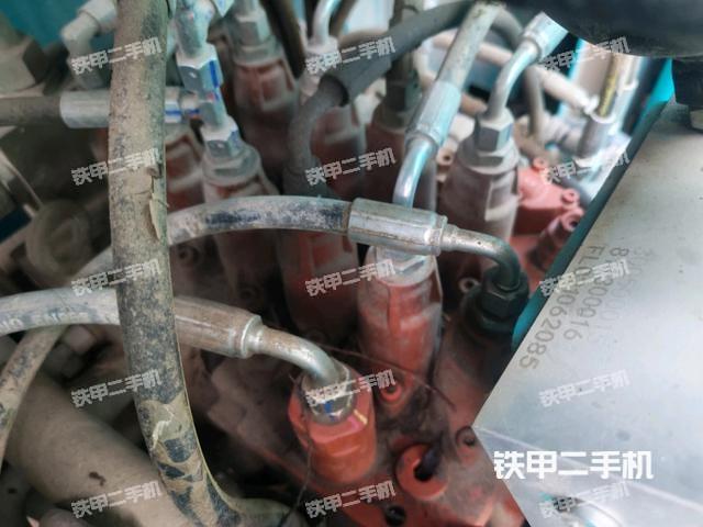 回轉(zhuǎn)馬達(dá)和主控閥(整機(jī)外觀) 回轉(zhuǎn)馬達(dá)和主控閥(整機(jī)外觀)