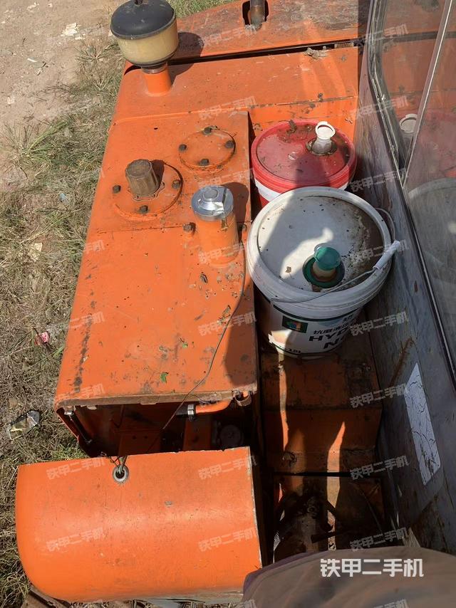 回轉(zhuǎn)馬達和主控閥(整機外觀) 回轉(zhuǎn)馬達和主控閥(整機外觀)