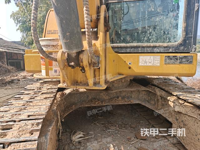 小臂整体右前(工作和回转装置) 小臂整体右前(工作和回转装置)