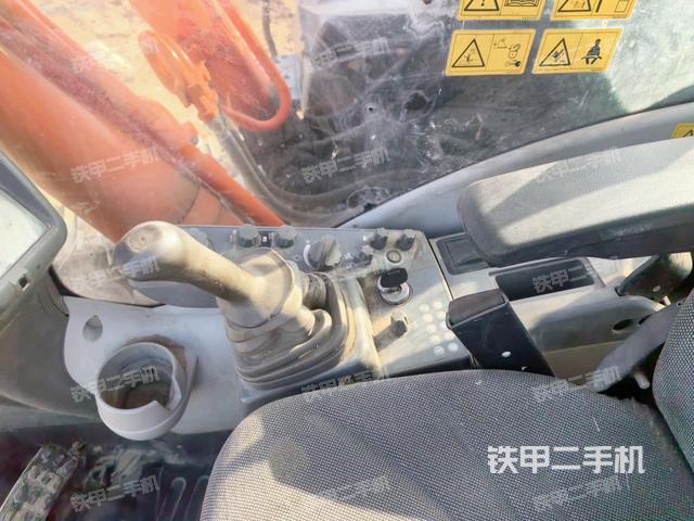 座椅右側(cè)控制臺/鑰匙門/油門/含右手柄(駕駛室部分) 座椅右側(cè)控制臺/鑰匙門/油門/含右手柄(駕駛室部分)