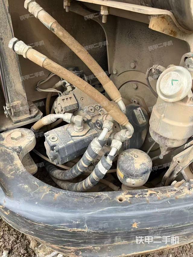 液压泵舱室正面整体(整机外观) 液压泵舱室正面整体(整机外观)