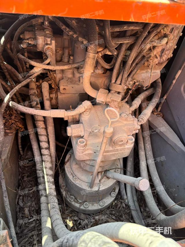 回轉(zhuǎn)馬達(dá)和主控閥(整機(jī)外觀) 回轉(zhuǎn)馬達(dá)和主控閥(整機(jī)外觀)